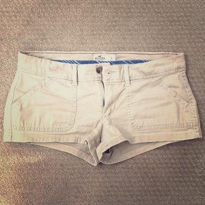Hollister Low-Rise Khaki Shorts — SIZE 3 (EUC)
